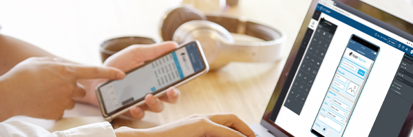 Eine Person schaut eine App auf einem Smartphone an, während über die SOTI Snap-Schnittstelle App-Dienste auf einem Laptop-Bildschirm bereitgestellt werden.